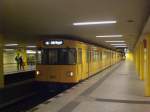 Berlin: Die U6 nach U-Bahnhof Alt-Tegel im U-Bahnhof Leopoldplatz.