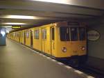 Berlin: Die U1 nach S+U Bahnhof Warschauer Strae im U-Bahnhof Uhlandstrae.