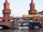 Die Berliner U-Bahn mit einem Doppeltriebwagen A3E auf einer Brcke in Berlin.