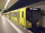 Berlin: Die U2 nach U-Bahnhof Theodor-Heuss-Platz im S+U Bahnhof Pankow.(08.12.2009)
