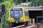 BERLIN, 18.07.2010, U5 nach Alexanderplatz bei der Einfahrt in den S+U-Bahnhof Wuhletal      