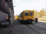 Diese Groprofil-U-Bahnen fr (Ost-) Berlin (Einsatz auf der heutigen U5) fahren seit einigen Jahren nicht mehr. Die hnlichkeit mit der Berliner S-Bahn tuscht nicht, denn diese U-Bahnen sind umgebaute S-Bahn-Fahrzeuge. Schneweide, Tag der offenen Tr am 12.10.02