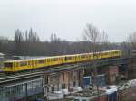 Berlin: Die U2 nach U-Bahnhof Ruhleben im U-Bahnhof Gleisdreieck.(11.3.2012)