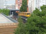 Zug( Gustav ) der Linie U2 Ri.Pankow kurz vor dem Bhf.Mendelssohn-Bartholdy-Park.Geknipst vom unteren Bahnst.U-Bhf.Gleisdreieck.15.6.06