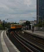 Ein Zug der U1, Uhlandstrae - Warschauer Strae, fhrt in den U-Bahnhof Hallesches Tor ein. Ebenso kann hier in die U6, Alt Mariendorf - Alt Tegel, eingestiegen werden. Die Linie U1 blieb mir besonders in Erinnerung, denn bei jeder Fahrt gab es im Zug musikalische Unterhaltung, allerdings nur fr eine Station pro Wagen, bei jedem Halt wurde in den nchsten Wagen des Zuges gewechselt. Von Saxophon ber Mundharmonika, Trommeln bis zum dreimintigen Rapsong war alles dabei. 08.08.2012