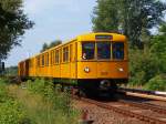 Am 18.08.2012 waren die beiden historischen BVG Triebwagen-Einheiten 2000/2001 & 2020/2021 (Baureihe D  Dora ) der Arbeitsgemeinschaft Berliner U-Bahn e.V. zwischen Alexanderplatz und Biesdorf-Sd (U-Bahn-Linie U5) als Sonderfahrt unterwegs. Das Bild entstand kurz vor der Endstation zwischen den Bahnhfen Tierpark und Biesdorf Sd.