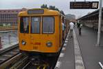 BERLIN, 11.10.2012, Wagen 687 als U1 nach Uhlandstraße im U-Bahnhof Warschauer Straße