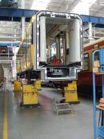 Ein Wagenkasten noch ohne Drehgestelle.