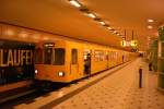 Diese U9 steht am 16.12.2014 in der U-Bahn Station Zoologischer Garten.