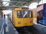 U-Bahntriebwagen Nr.759 der Berliner U-Bahn steht abfahrtbereit im Endbahnhof der U1 Warschauer Strae.
