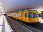 Berliner U-Bahnzug 2934 mit U6 nach Alt-Mariendorf in der Station Unter den Linden, 23.12.2020.