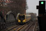 Eine U2 (Ruhleben - Pankow) erreicht die Station Mendelssohn-Bartholdy-Park.