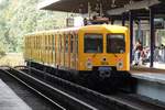 Nachschuss auf den restaurierten Zug des Typs E III der Berliner U-Bahn bei der Ausfahrt aus dem S + U-Bhf.