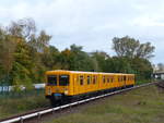 Wagen 1916 (Reihe E III) als U5 nach Biesdorf Süd vor der Einfahrt im Bahnhof Cottbusser Platz.