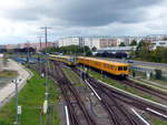 Zwei sehr unterschiedliche U-Bahn-Züge treffen sich in Hönow: Während der historische Zug der Reihe E III sich gerade auf den Weg nach Biesdorf macht, kommt der moderne Zug der Baureihe