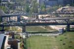 U-Bahn Berlin: Eine U1 auf dem Weg zum Gleisdreieck. Die alte Stammlinie fhrt einen grossen Teil als Hochbahn, so auch hier aufgenommen vom Kollhoff Tower des Potsdamer Platzes. Im Hintergrund die Brcke fr die Linie U2, die dann ber den Postdamer Platz nach Pankow fhrt. Durch Brckenbauarbeiten war die Strecke letztes Jahr sehr lange unterbrochen.