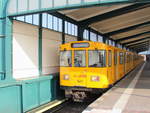 Berlin Bahnhof Gleisdreieck, Einfahrt 622 mit 639 der Berliner U-Bahn in den Bahnhof Gleisdreieck  am  07. Februar 2018.