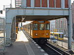 Einfahrt 617 Berliner U-Bahn in den Bahnhof Warschauer Straße am 07.