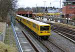 Die U2 der BVG, Richtung Pankow, hier kurz vor der Einfahrt in den Bahnhof 'Olympiastadion' /Berlin und dem Betriebshof im Hintergrund am 19.02.2018.