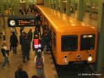 Andrang im U-Bahnhof Alexanderplatz:   Der Historische E3-Zug ist gerade aus der Kehranlage in den Bahnhof eingerollt und wird in Krze nach Biesdorf-Sd fahren.