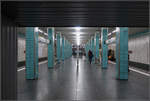 Blaue Stützen -    U-Bahnhof Tierpark in Berlin.