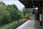 Über der U-Bahn ist eine Seilbahn erkennbar.