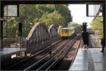 Vorbei an Brückenbögen -    Bevor der U-Bahnzug vom Typ GI die Station Mendelssohn-Bartholdy-Park erreicht überquert er den Landwehrkanal auf einer Brücke.