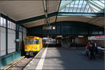 Ein Zug, ein Standort, drei Bilder -    Einfahrt eines U-Bahnzuges geführt vom Typ A3L92 in die untere Ebene der Station Gleisdreieck.