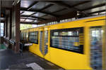 Die U-Bahn kommt hereingerauscht -    Hochbahnhof Nollendorfplatz der Berliner U-Bahnlinie U2.