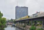 Ein Zug der Baureihe IK erreicht in Kürze die Station Hallesches Tor. Im Hintergrund ist der Postbank Tower zu sehen.

Berlin 15.07.2020