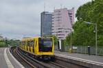Triebzug 1046 verlässt die Station Hallesches Tor in Richtung Möckernbrücke.

Berlin 15.07.2020