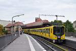 Nachschuss auf den Triebzug 1023 im U-Bahnhof Schlesisches Tor in Richtung Warschauer Straße.