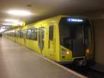 Berlin: Die U7 nach S+U Bahnhof Rathaus Spandau im U-Bahnhof Johannisthaler Chaussee.