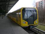 Berlin: Die U5 nach S+U Bahnhof Alexanderplatz im U-Bahnhof Louis-Lewin-Strae.