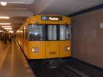 Berlin: Die U7 nach U-Bahnhof Rudow im U-Bahnhof Rathaus Neuklln.