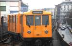 BERLIN, 07.03.2009, U1 bei der Einfahrt in den U-Bahnhof Kottbusser Tor. Im Regelfall fährt die U1 bis Uhlandstraße. Aufgrund von Bauarbeiten gab es zwischen Kottbusser Tor und Warschauer Straße Pendelverkehr. U1 pendelt hier gerade auf das Gegengleis in Richtung Warschauer Straße ein.