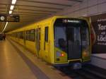 Berlin: Die U5 nach S+U Bahnhof Alexanderplatz im U-Bahnhof Strausberger Platz.