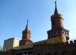 Ein Zug der U1 auf der Oberbaumbrcke unweit der Endhaltestelle Warschauer Strasse.