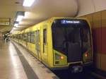 Berlin: Die U7 nach S+U Bahnhof Rathaus Spandau im U-Bahnhof Fehrbelliner Platz.