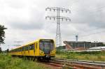 Ein Zug der Baureihe H hat gerade den U-Bahntunnel am Tierpark verlassen und rollt weiter nach Biesdorf-Sd.