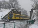 Eine U5 bei einer nicht mehr genutzten, abgerissenen Bahnbrcke.