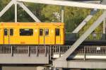 Linie U1 Triebwagen 527 auf der Brcke ber dem Landwehrkanal nahe der Hst. Mckernbrcke. 08.Oktober 2008.