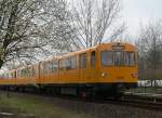 Altbauzug auf der Linie U5 - hier Wagen 2528 (F74.1). Meist fahren hier die neuesten Zge der Baureihe H. Berlin Hellersdorf, 2.4.2011