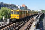 BERLIN, 26.05.2012, Wagen 587 als U1 nach Warschauer Straße bei der Einfahrt in den  U-Bahnhof Hallesches Tor