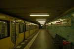 Die Tren des von uns gerade verlassenen U-Bahn-Zuges sind schon wieder geschlossen, aber viele Fahrgste haben den Zug am U-Bahnhof Ernst-Reuter-Platz mit uns nicht verlassen. Hier fhrt die U2, Ruhleben - Pankow. 09.08.2012