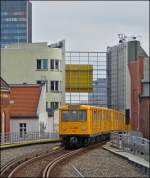 - Durchgebogen - Der TW 778 der Kleinprofil-Baureihe A3E auf der U1 hat am 29.12.2012 die Haltestelle Gleisdreieck verlassen und scheint in den Huserschluchten zu verschwinden. Das Bild wurde vom Bahnsteig aus gemacht. (Jeanny) 