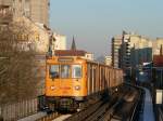 Wagen 510 zwischen Kottbusser Tor und Prinzenstrae. Hier wartete ich auf die historische U-Bahn (AI) und hoffte, sie ebenfalls in dieser Position ablichten zu knnen. Ein Zug der Gegenrichtung machte dies leider unmglich. Prinzenstrae, Berlin, 16.3.2013