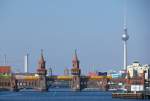 - Lupenansicht II - 
Eines meiner absoluten Lieblingsbilder gelang mir bei Familienferien in Berlin.
Nur zufällig kamen wir damals an dieser Stelle mit der guten Aussicht auf die Oberbaumbrücke vorbei. 
Neben einem Zug der U1 sieht man in der Skyline Teile diverser Berliner Sehenswürdigkeiten. 
2. April 2009