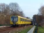 Die U-Bahn in Richtung Hönow, hier Fahrzeug 5030, auf Höhe der Bahnstrecke an der Wuhlheide.