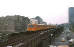 Im Januar 1981 ist ein U-Bahn-Zug der Linie 1 auf dem oberirdischen Streckenabschnitt in Kreuzberg zum Schlesischen Tor unterwegs.